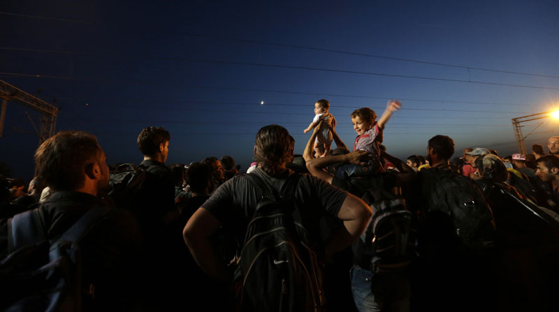 НОВИ ИНЦИДЕНТИ: Хрватски воз са мигрантима без дозволе ушао у Мађарску, разоружани хрватски полицајци; Словеначка полиција бацила сузавац на избеглице - повређено њих десетак!!